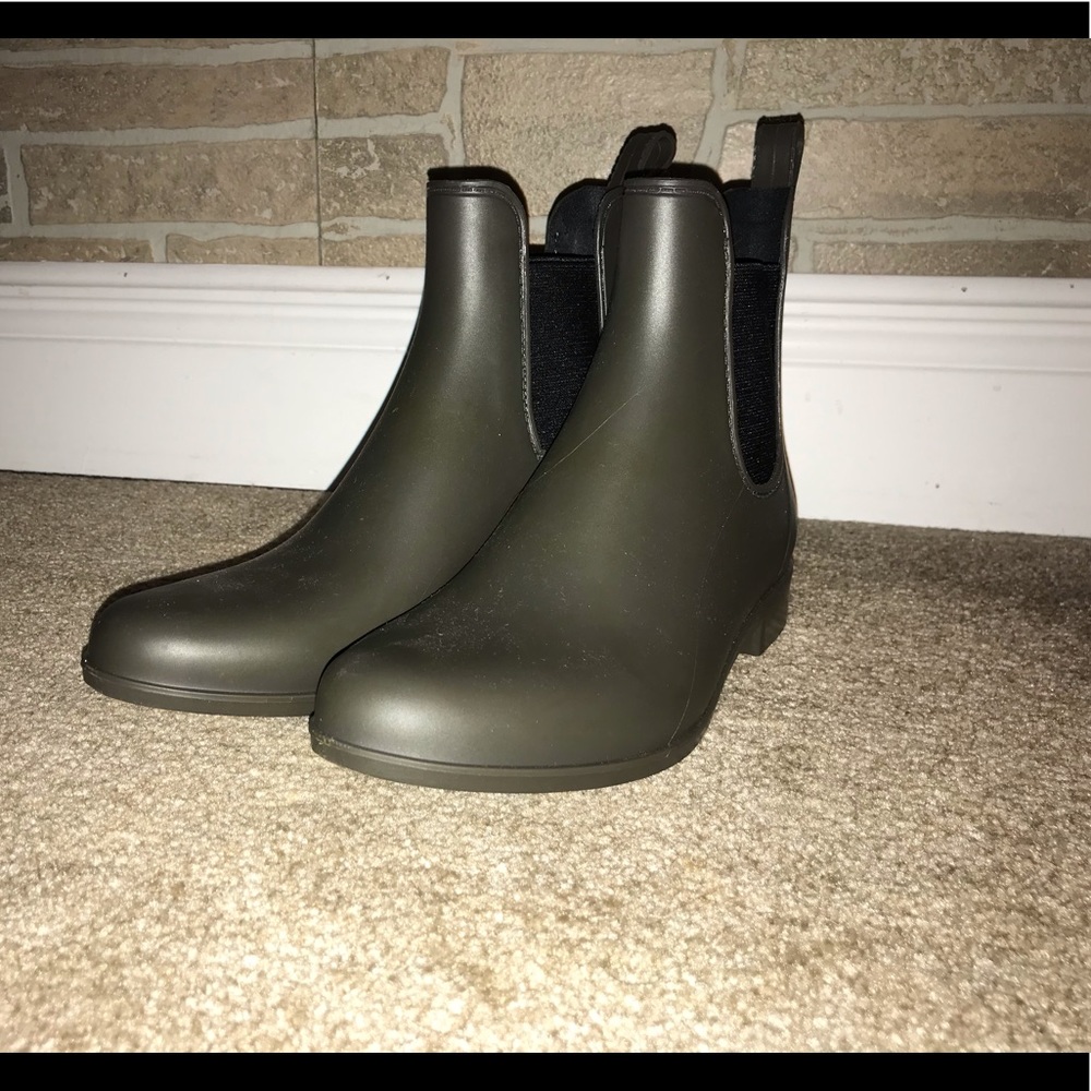 Ankle rain boots gently worn